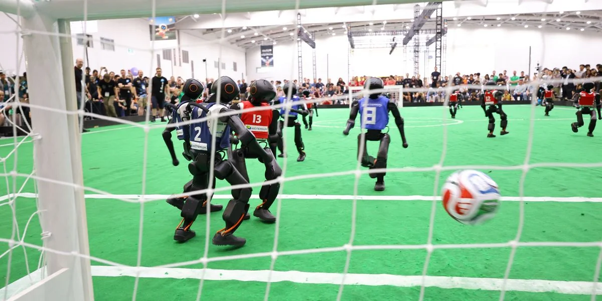 Hitos de la AGI Física: Del Primer Partido 11 vs 11 a Manos Tactiles de 25 DoF